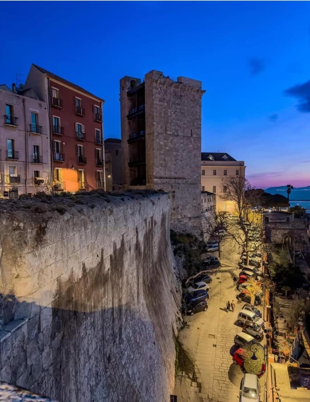 Stupenda Suite A Cagliari Piazza Galilei Exteriör bild